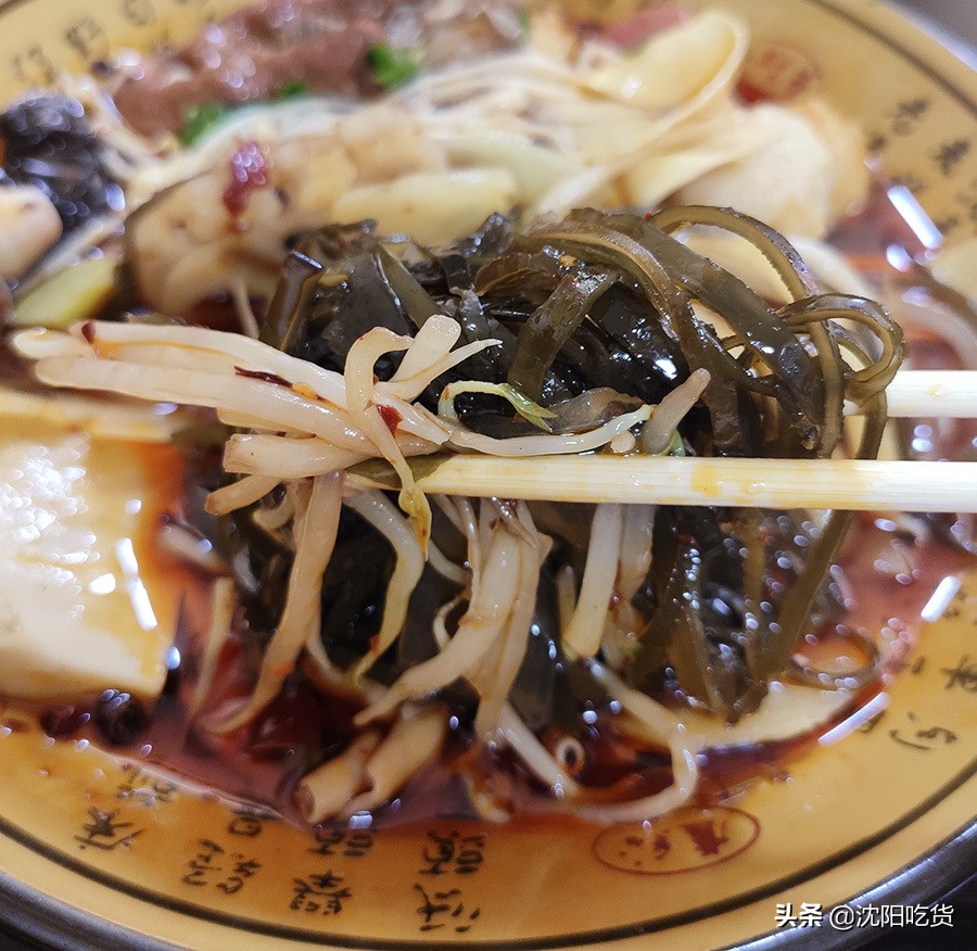 冒菜是一个神奇的存在,味道像牛油火锅,还可以蘸油碟配米饭