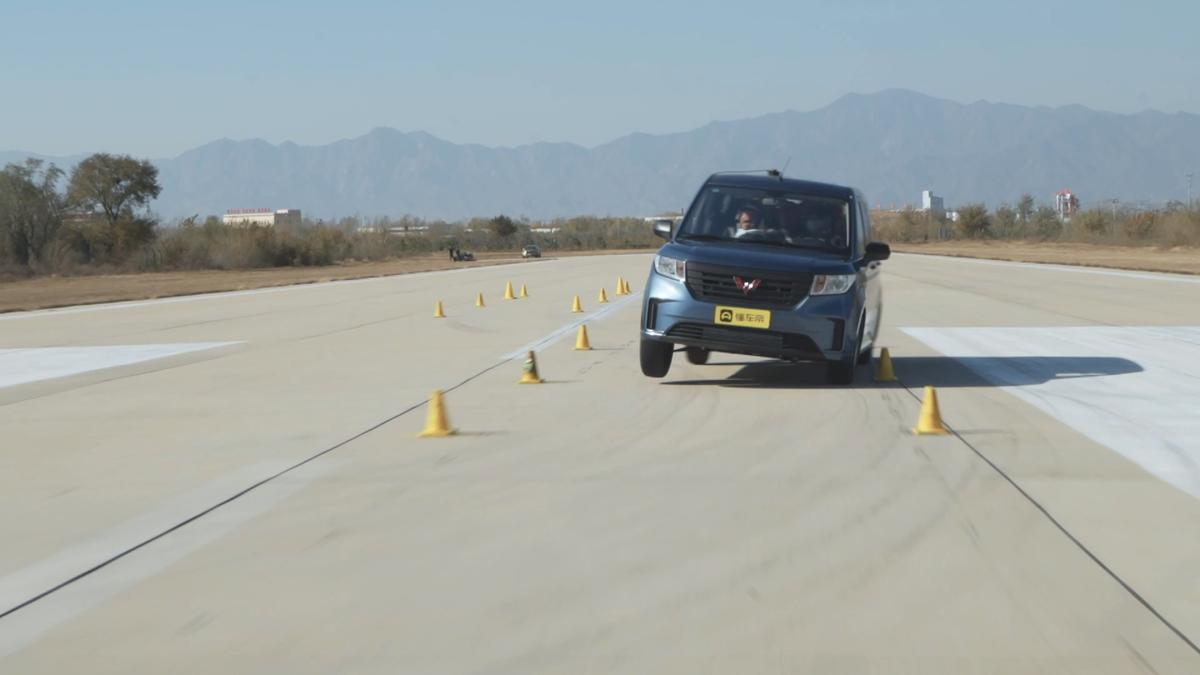 国民神车再升级试驾五菱宏光plus,最新款五菱宏光plus详细讲解