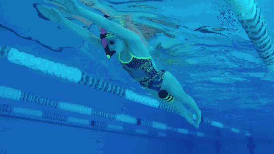 蛙泳收腿时脚在水上什么原因,蛙泳手翻脚为何会露出水面