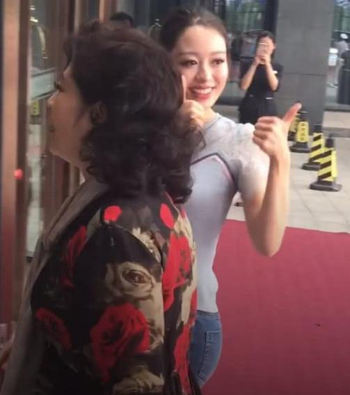 郎朗妻子年轻照,郎朗吉娜秀蜂腰曲线