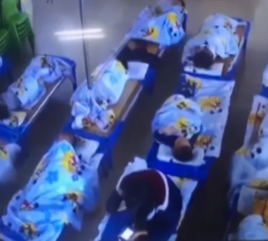 幼师坐女童身上玩手机,幼师坐下小朋友跑过来视频