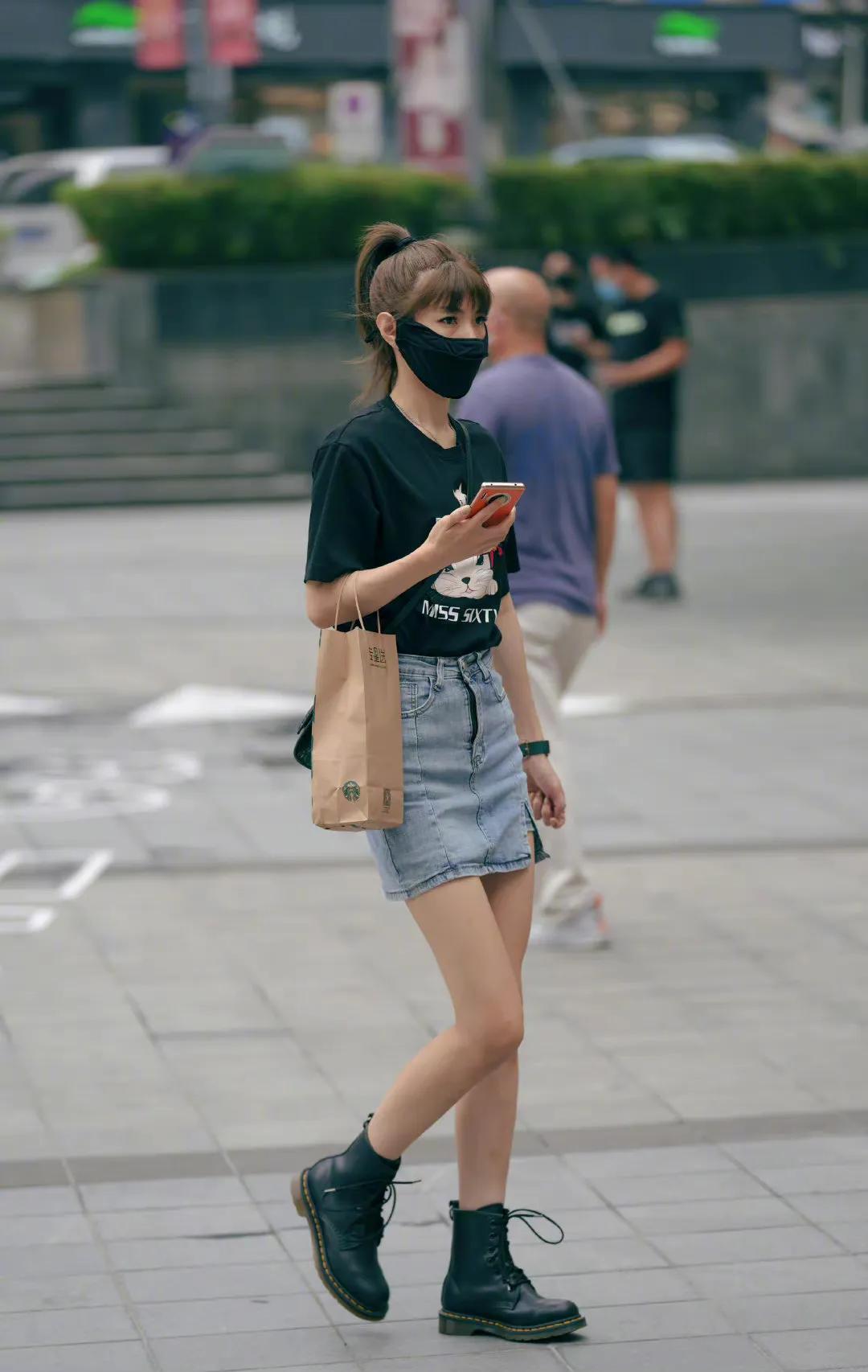 牛仔短裙怎么搭配上衣很好看,牛仔短裙怎么搭配衣服最好看