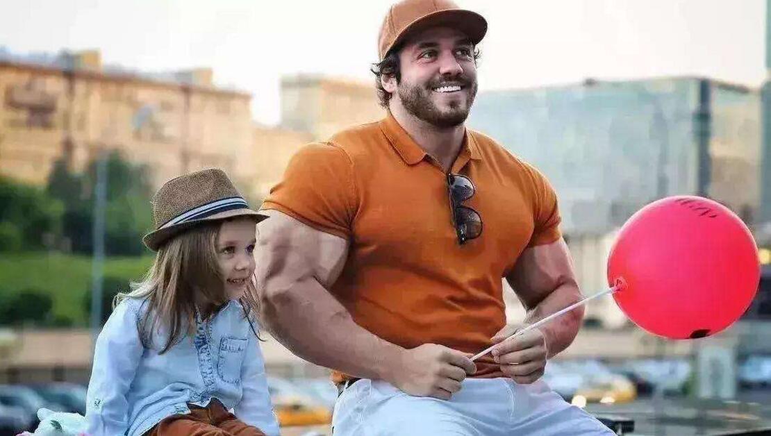 爸爸带三个女儿吃饭,爸爸带娃喝奶茶