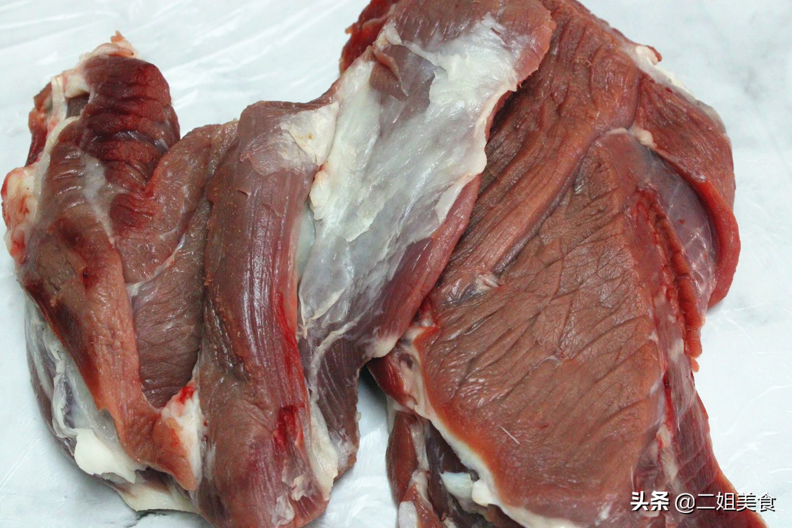 羊肉绵羊膻味大还是山羊膻味大,绵羊山羊的区别哪个膻味大