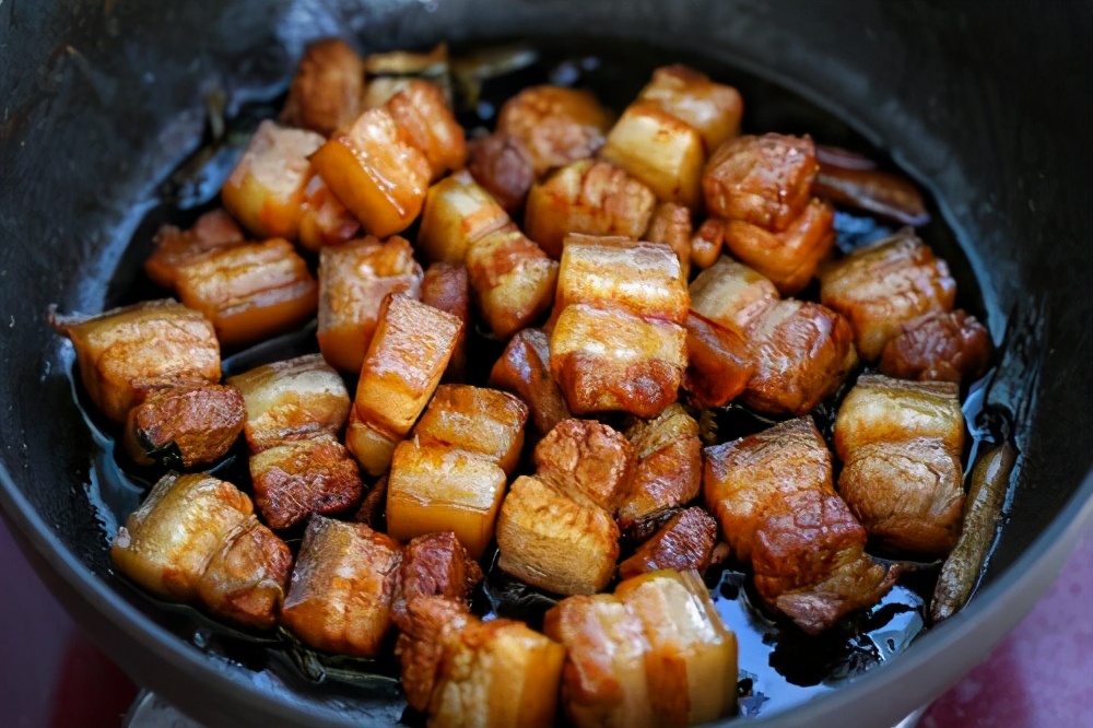 做红烧肉用白糖炒糖色还是冰糖好,炒糖色用白糖教程