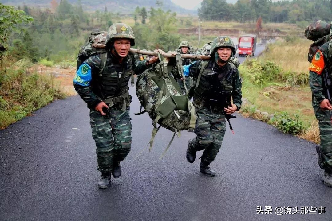 特种兵敬礼动态图,迷彩服军人背面敬礼照片