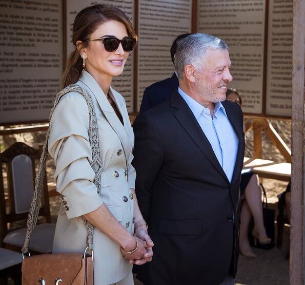 约旦王后拉尼娅皇室风格,49岁约旦王后穿传统服饰闪耀亮相