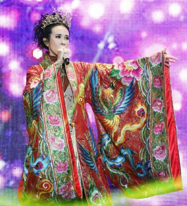 莫文蔚裤子显形,莫文蔚穿无痕裤演出视频原版