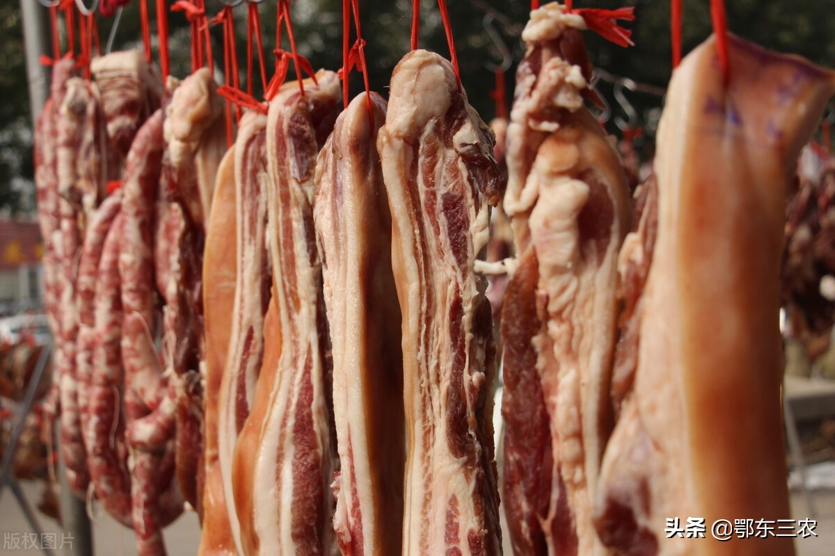 大山里农村老人卖腊肉,农村老人在山里卖腊肉好吗