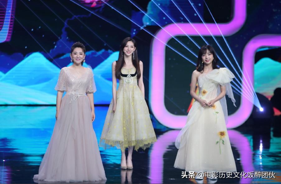 马凡舒颜值惊艳龙洋,马凡舒素颜照与春晚对比