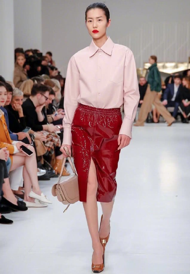 “*弹子**鞋”＋1cm牛奶袜骚出新高度，刘雯穿后气质刚柔并济