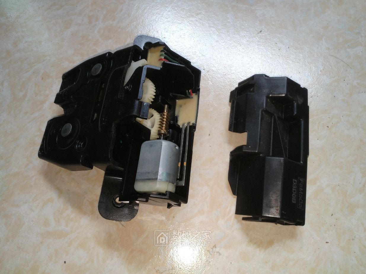 福特嘉年华后备箱锁打不开,福特嘉年华两厢后备箱锁应急开关