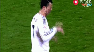 球王假装老人踢足球,内马尔假摔和c罗假摔哪个多