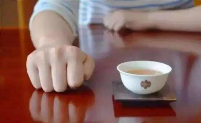 喝茶时要懂的规矩，学会这10个礼仪，不会被人笑话，赶紧学一下