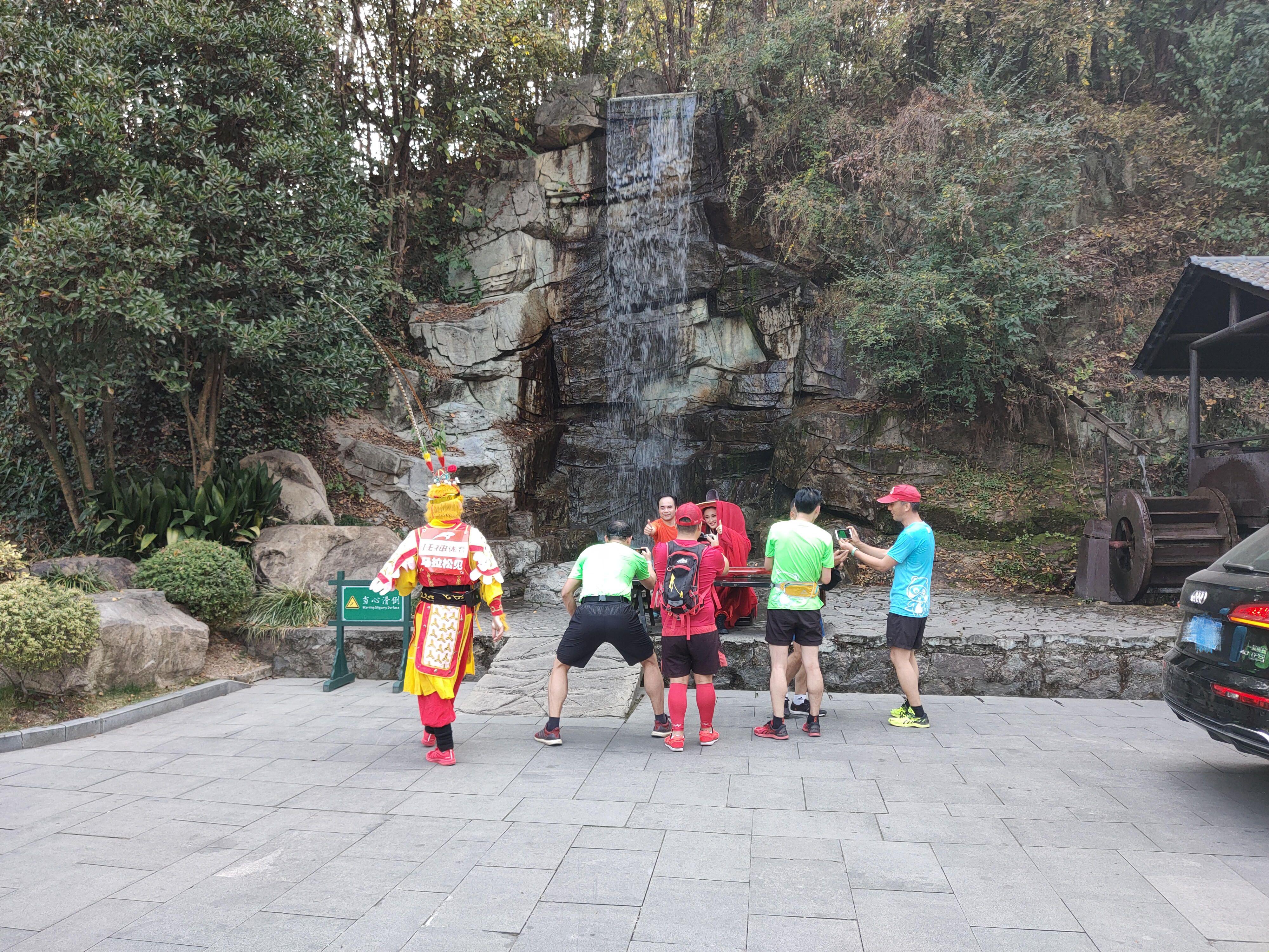 首个全马2022年超燃视频,横店马拉松2023全马颁奖直播