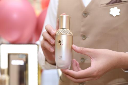 唤醒肌肤生命力重现年轻新状态,唤醒肌肤焕发年轻容颜