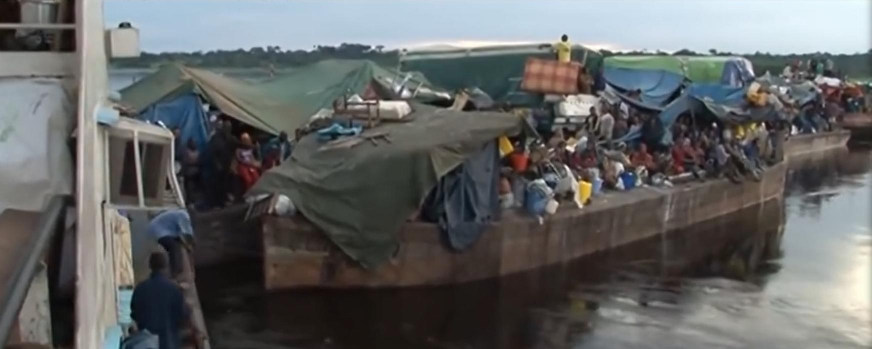 非洲货船严重超载，1700人挤在上面没有厕所，晚上开船用手电照明