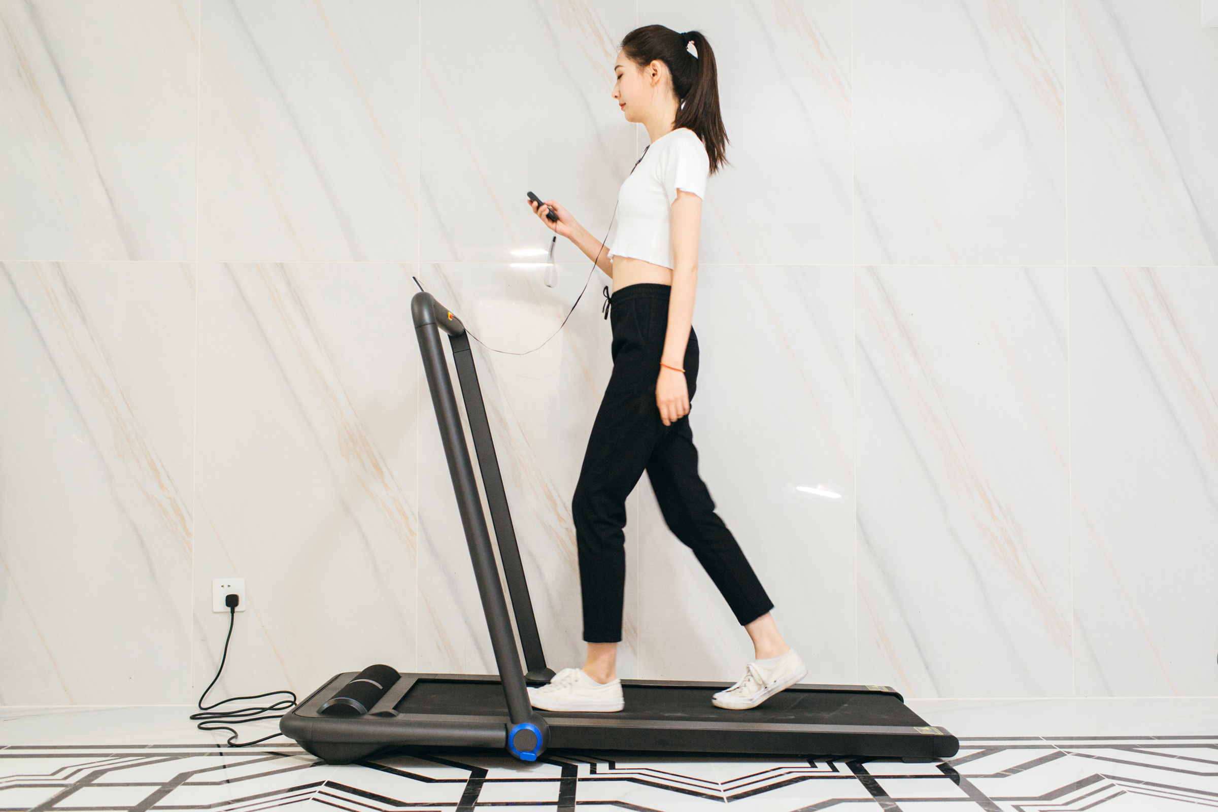 灏忛噾鏅鸿兘鎶樺彔璺戞鏈簁12pro,濂崇敓蹇箰鍚戝墠鍐茶窇姝ユ満