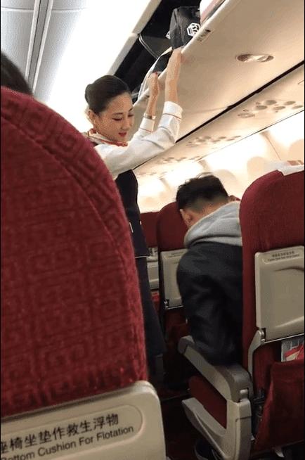 东北小伙调侃空姐搞笑视频,男子飞机上调侃空姐