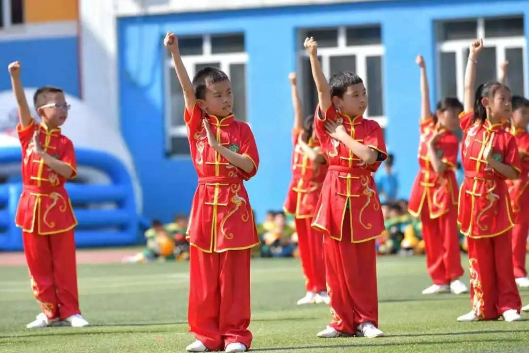 一共有207人参加体操表演,一百多人体育节开场