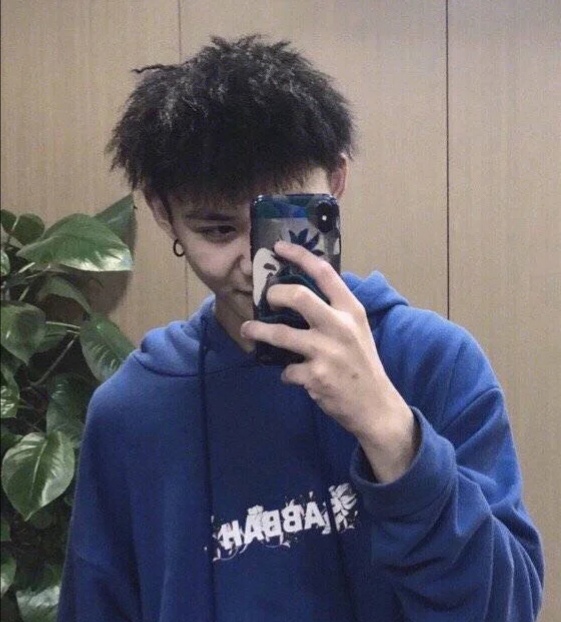 最流行的男生发型看起来超级年轻,今年最流行的男生短发型