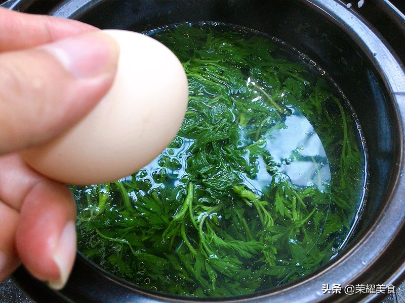 艾草煎鸡蛋汤在家10分钟就可以做,艾草煮鸡蛋汤做法和功效