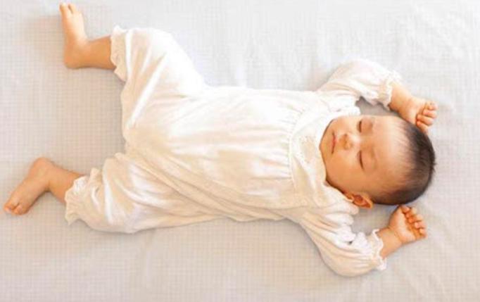 宝宝睡觉会被吓到吗,婴儿睡觉被吓到
