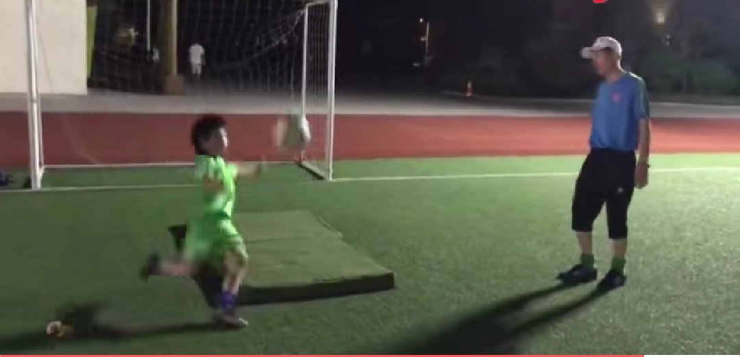 鍊掗挬灏勯棬闈掕,涓や釜闈掕闃熷憳鍊掗挬灏勯棬