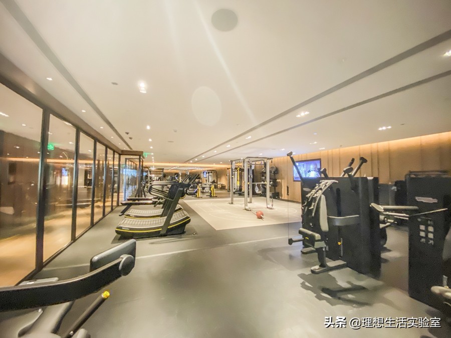 住在广州瑰丽酒店看外面风景,广州瑰丽酒店看到整个广州夜景