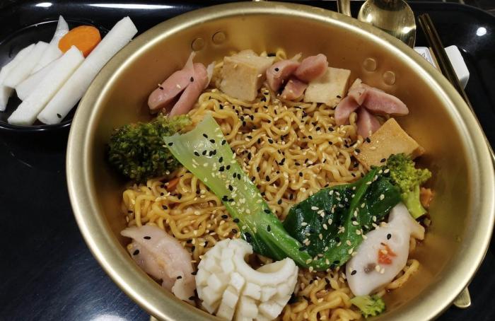 四种跌落神坛的网红美食,网红泡面食堂