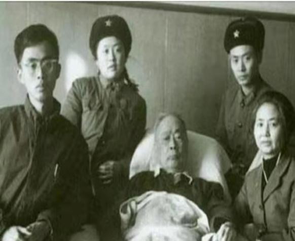 陈毅病逝后，毛主席看到一老人所作挽联，嘱托周总理给他安排工作