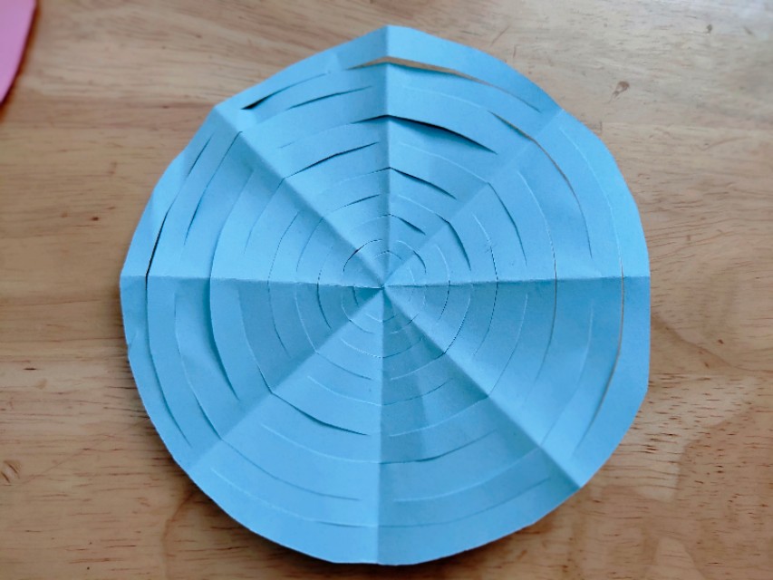 手工拉花装饰幼儿园教室,新年环创手工拉花