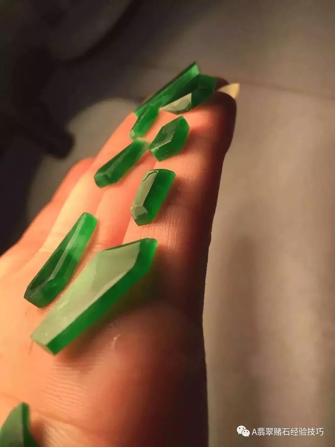 翡翠的颜色越浓越好吗,翡翠的光泽度等级区别