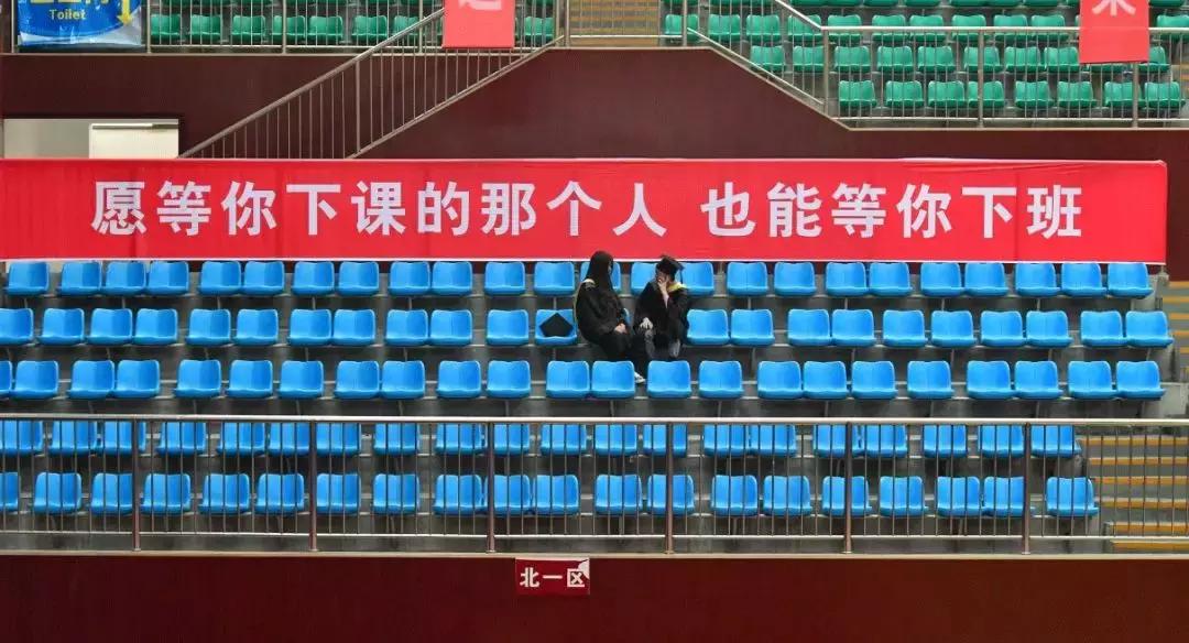 高校走心毕业季标语惹哭网友,毕业季校园里这些横幅看哭了