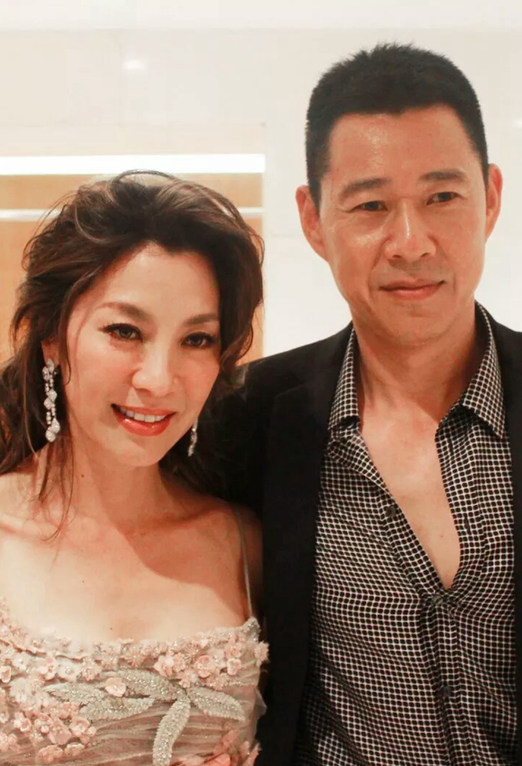 他是影帝，实力派演员，63岁越老越帅，与新妻的浪漫情史让人感佩