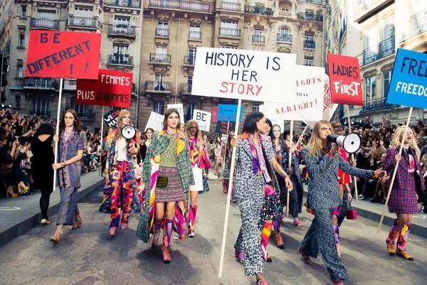 颠覆传统设计的时装秀,让你惊艳的时装秀场布置