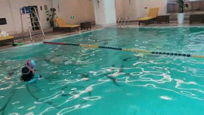 初学游泳有游泳圈,初学游泳浮起来了游不走