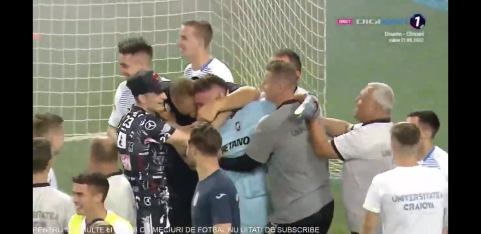 球迷*力暴**！裁判阿诺德·亨特在比赛中被照明弹射和打火机击中