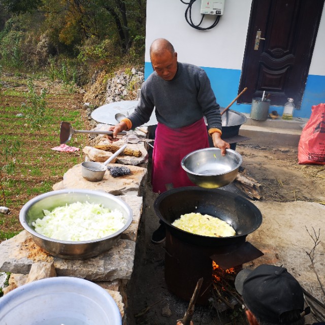 贫困山区留守老人吃饭,80岁以上的留守老人吃饭问题