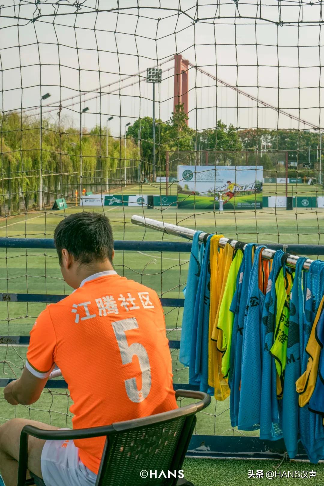 你在武汉球场边吼一嗓，就会认识一位带头大哥