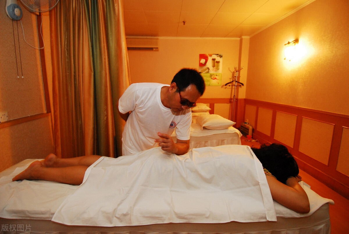 司法判例：男子强制猥亵男性盲人按摩师，检察院抗诉后二审判三年