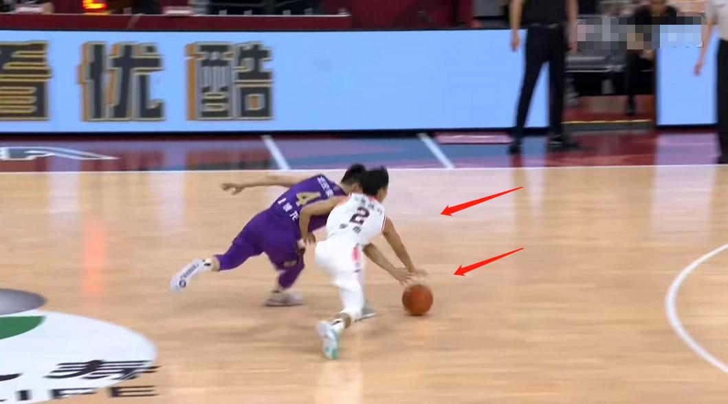 谁说小个子没防守？徐杰生断抖音训练王，3秒后杜锋表情亮了