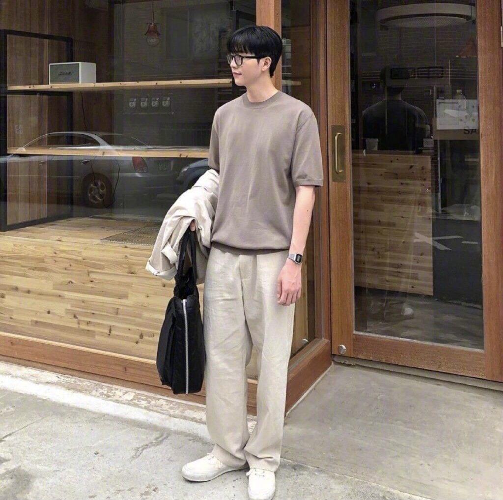 偏瘦的男生夏天怎么穿搭才好看,太瘦的男生怎么穿搭好看