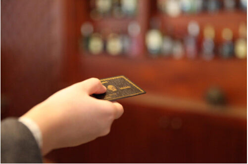 环球黑卡申请9.9,环球黑卡是塑料的吗