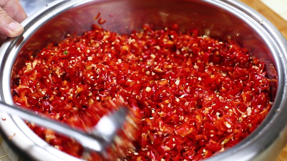 广东大厨后厨用的剁辣椒的做法,怎样做剁辣椒不要那么酸