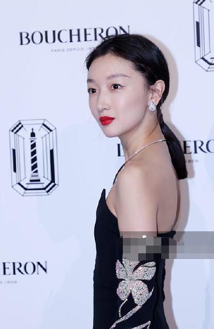 周冬雨冰蓝蝴蝶抹胸裙高定,周冬雨黑色露腰长裙解析