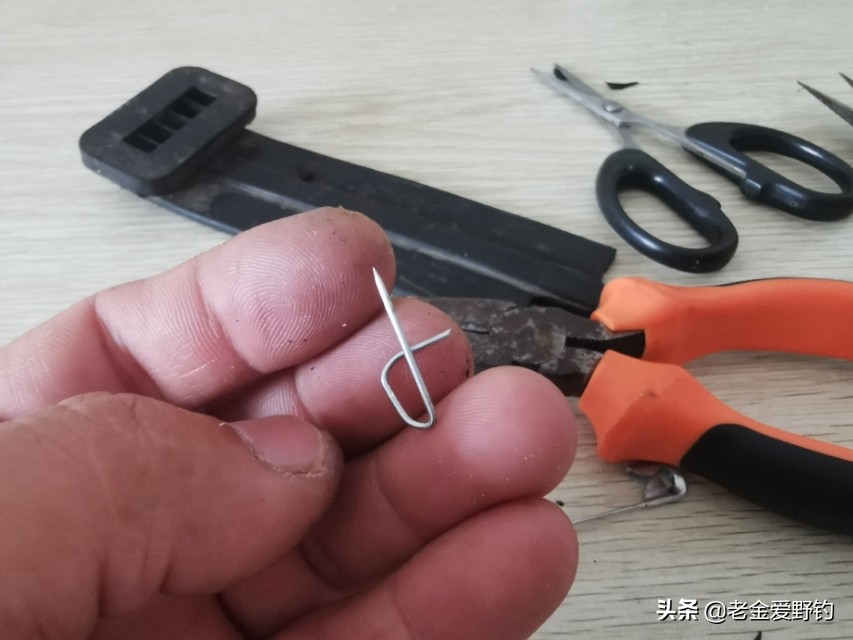 自制绑钩器的绑钩演示,绕线圈自制绑钩器可以绑袖钩