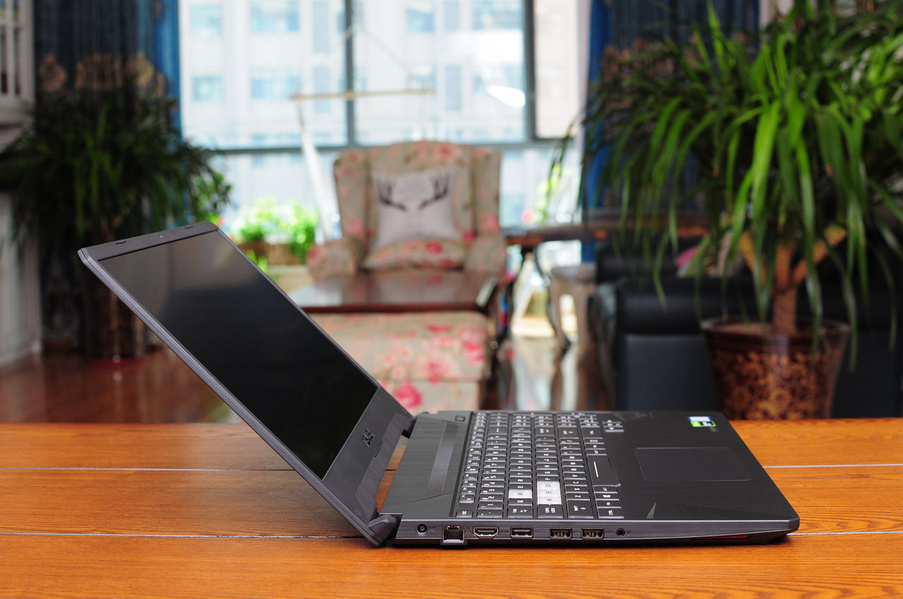 开箱一款最牛逼的游戏笔记本电脑,特别值得入手的游戏笔记本