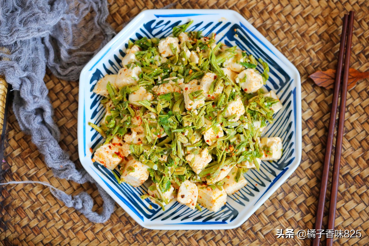 赶在春天的小尾巴抓紧吃香椿，再贵也要给家人吃，简单拌一拌就成