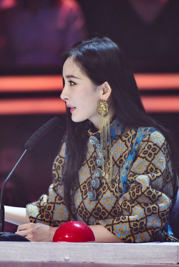 杨幂军装蜂腰,杨幂穿背心腰细腿长